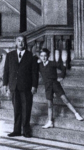 Avec son père au Palais de Justice à Paris, à l'âge de 7ans